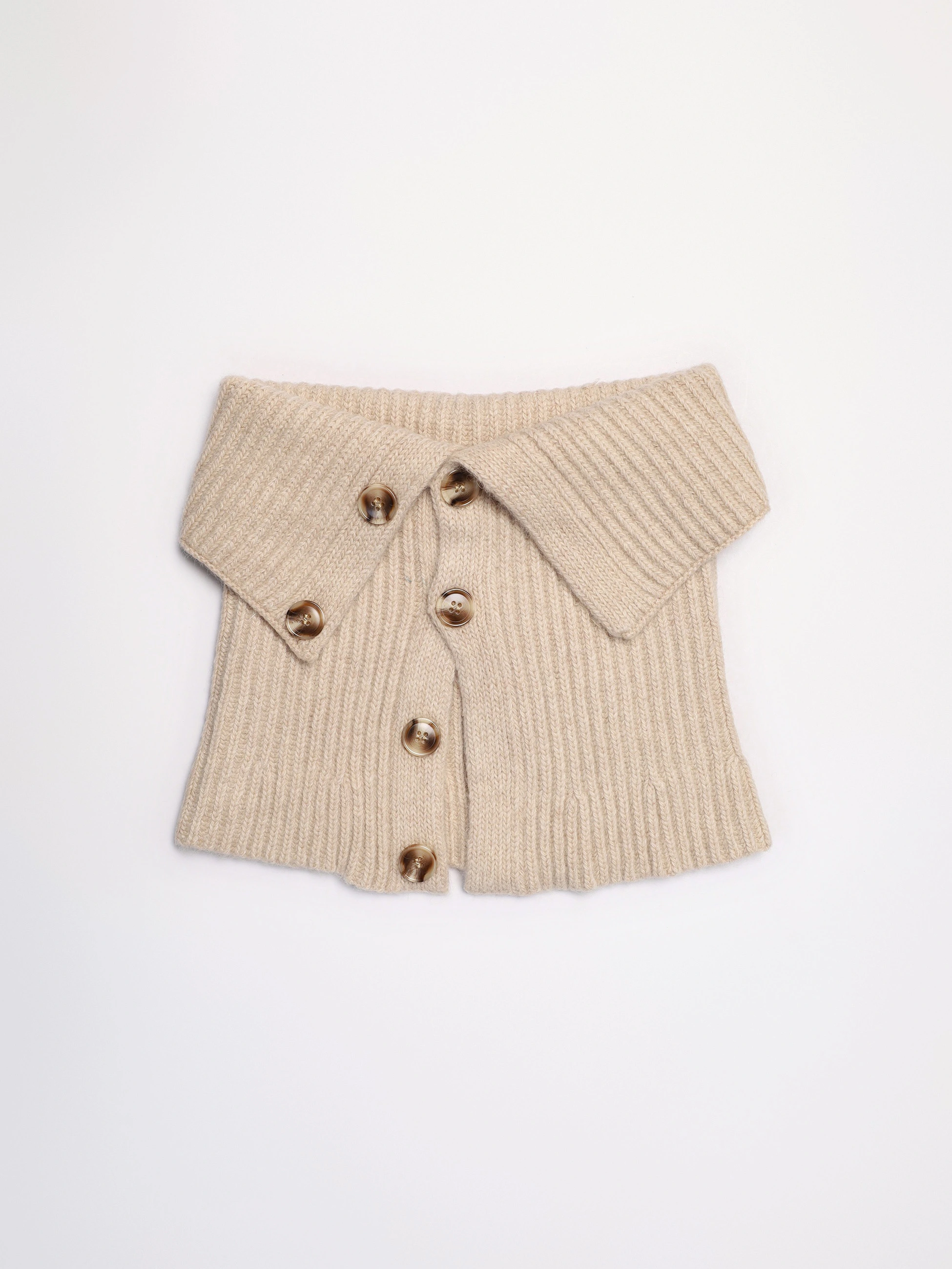 Шарф-манишка на пуговицах с декоративной нашивкой в ассортименте